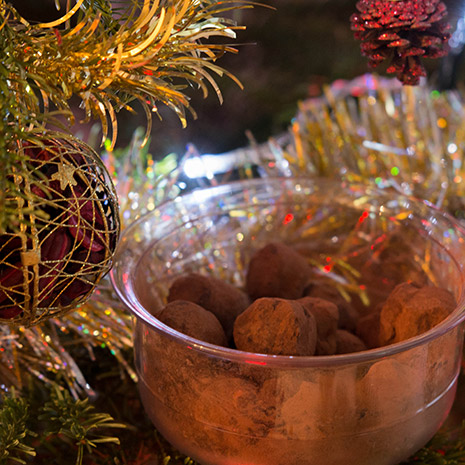 truffes-au-chocolat-et-epices-combava-feves-tonka-baies-roses-poivre-long-rouge-kampot